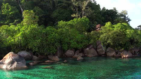 Imágenes-De-Drones-De-Una-Playa-De-Arena-Blanca,-Tranquilo-Océano-Índico-Turquesa-Con-Piedras-De-Granito,-Mahe,-Seychelles-60fps