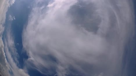 Cielo-Azul-Y-Capa-De-Nubes-Moviéndose-En-Una-Hermosa-Tarde-Soleada