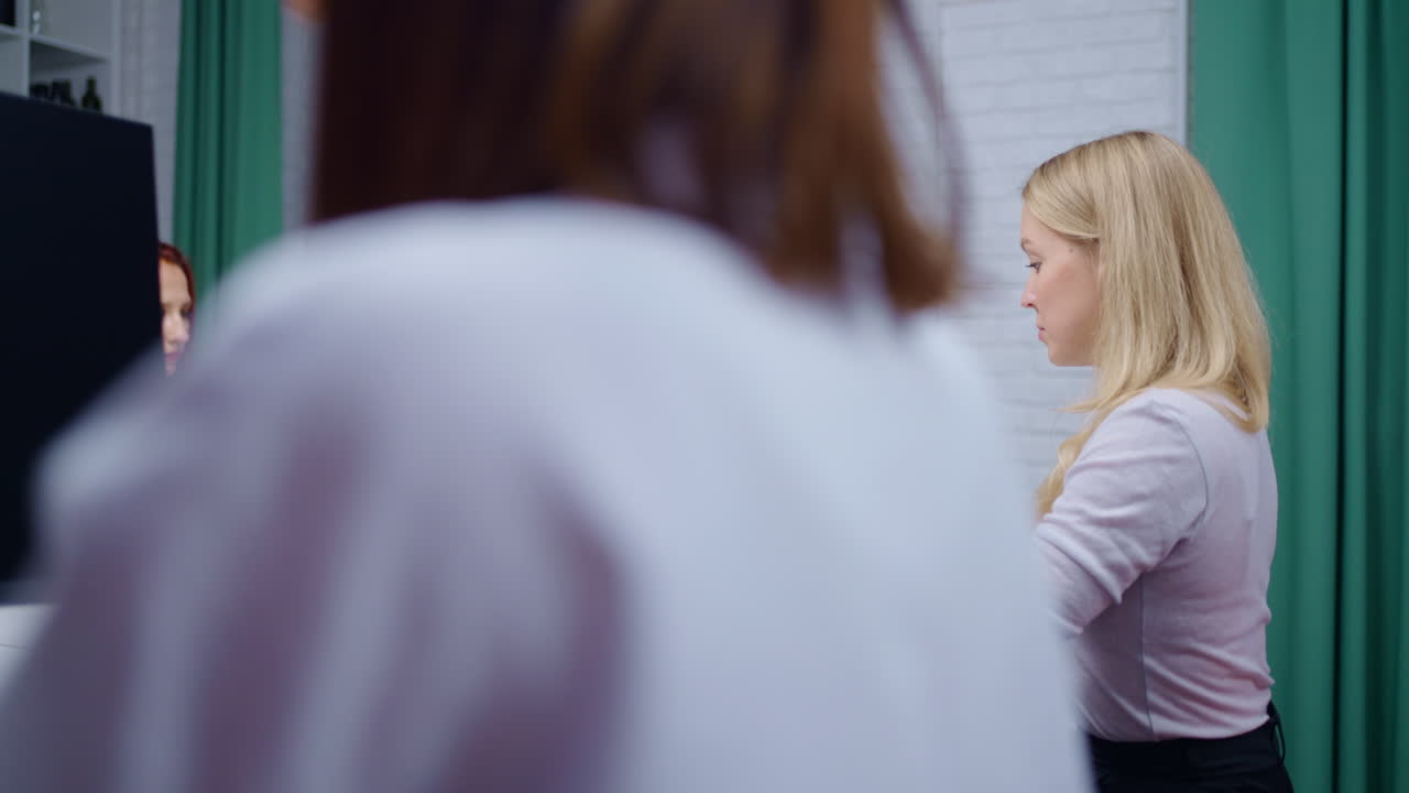 현대적 인 사무실 에서 일 하는 두 여자