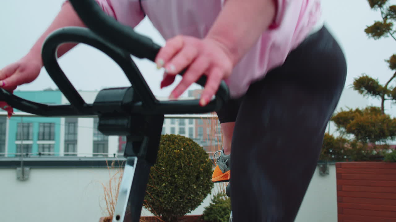 여성은 시 ⁇ 레이터, 사이클 트레이닝에서 유산소 지구력 훈련 운동 심장 루틴을 수행합니다.