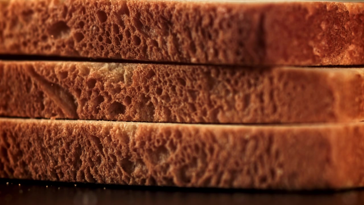 Fatias de Pão Douradas Caindo e Empilhando em Câmera Lenta