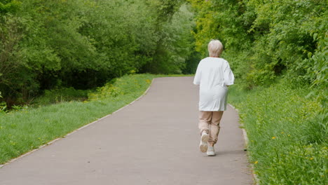 在公園裡跑步的女人