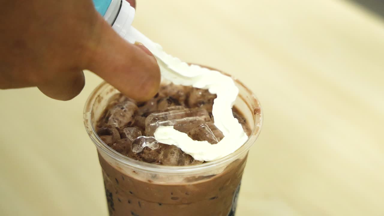 añadir crema batida a una bebida de chocolate