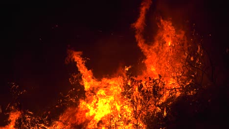 Feuer-Brennt-Durch-Kleine-Gemeinde