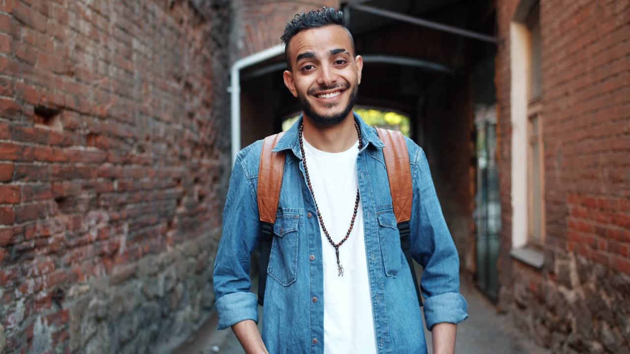 hombre sonriente en un entorno urbano