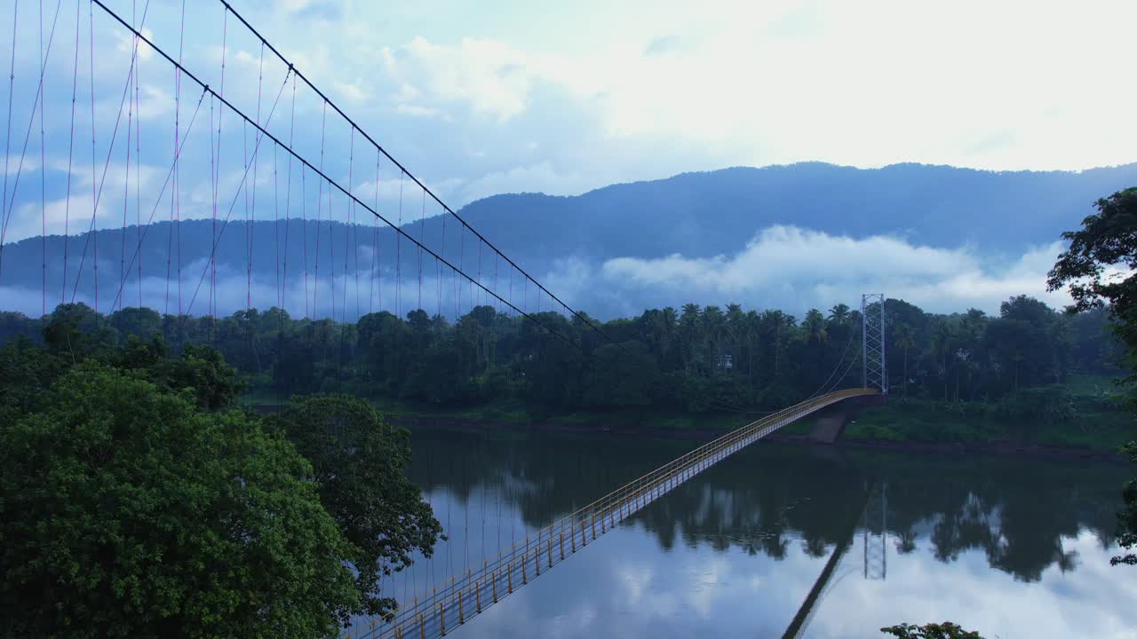 신의 나라, 강과 매달린 다리, 안개 인 아침, 케랄라, 인자토티, 매달리는 다리
