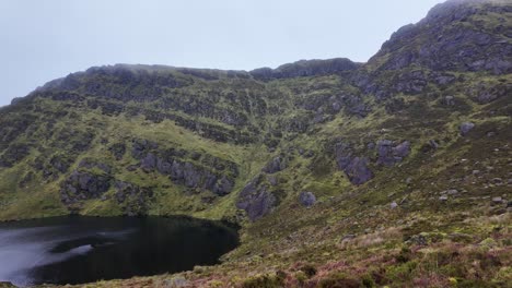 paisaje de montaña coumdala montañas de comeragh waterford irlanda caminata por las colinas en un día de invierno