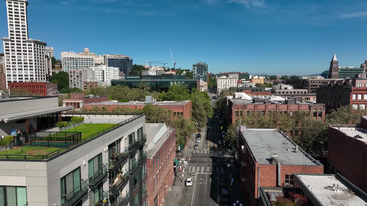 vista aérea de donde los lujosos condominios de pioneer square se encuentran con sus desgastados edificios de apartamentos en seattle
