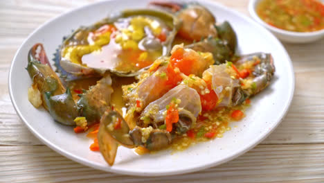 huevos de cangrejo en escabeche con salsa picante de mariscos