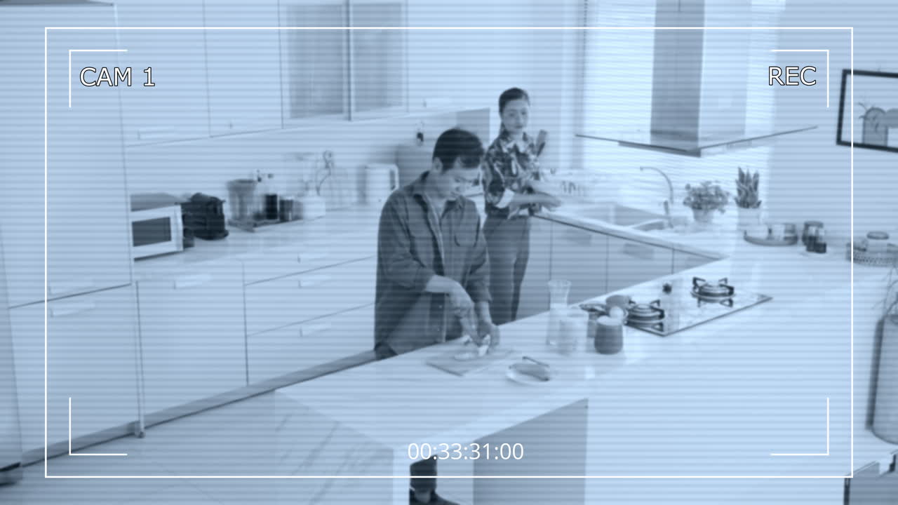 Câmera de segurança mostra esposa e marido preparando o café da manhã em casa