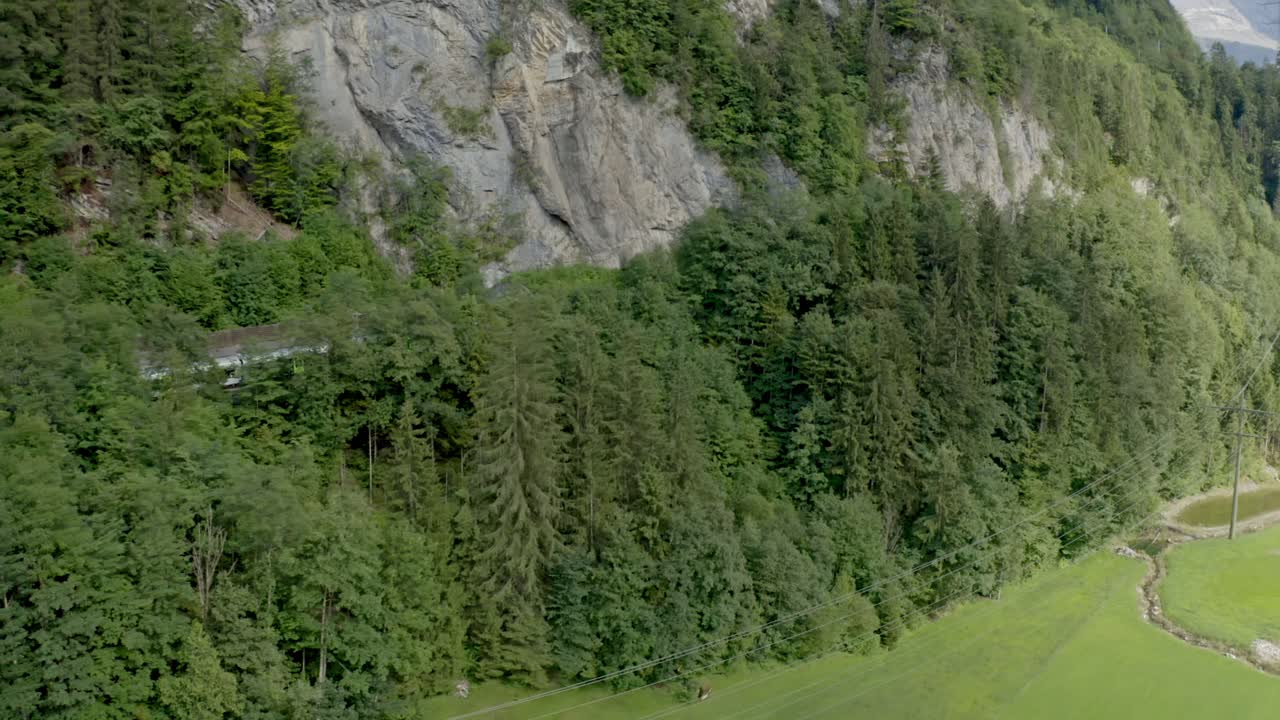 la cámara del avión no tripulado se mueve hacia adelante