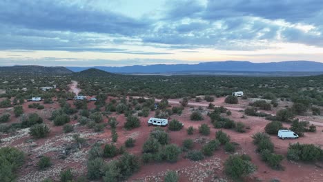 autocaravanas y vehículos recreativos estacionados en un campamento disperso en sedona, arizona, ee.uu.