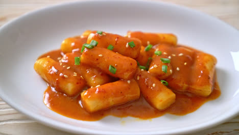 korean rice cake stick in spicy sauce - tteokbokki