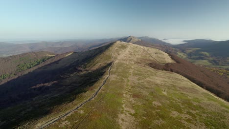 drone volando sobre la montaña tarnica en la cordillera polaca de bieszczady