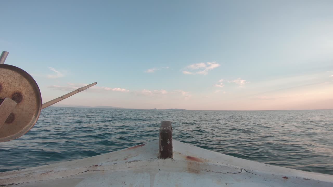 Blickwinkel von innen eines segelnden Fischerboots