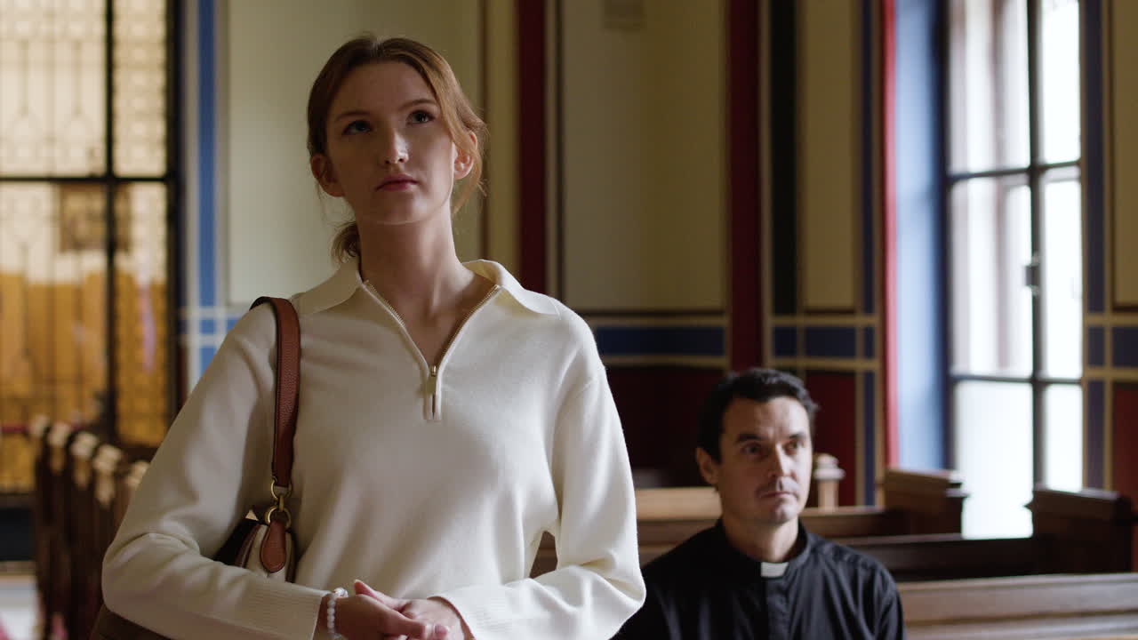 группа людей в церкви