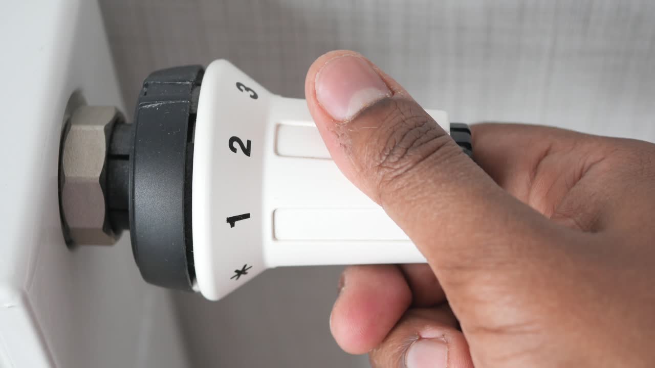 ajuste manual de la temperatura en el radiador de calefacción