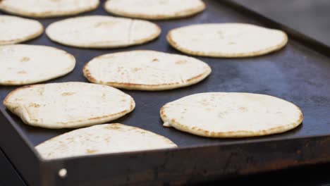 Grillen-Einer-Großen-Menge-Griechischer-Fladenbrote