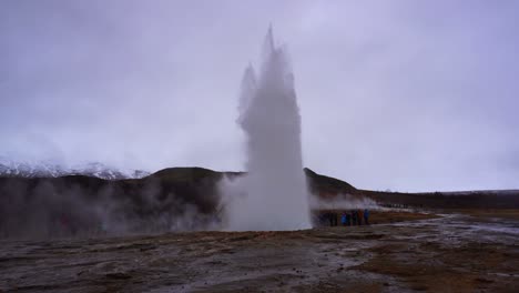 el momento de la explosión del geyser en islandia