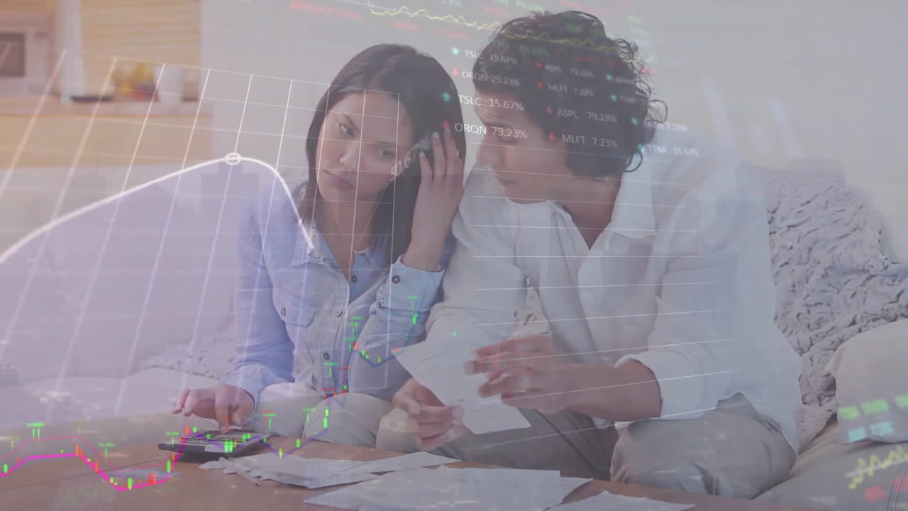 animación del procesamiento de datos financieros sobre facturas de cheques de pareja caucásica