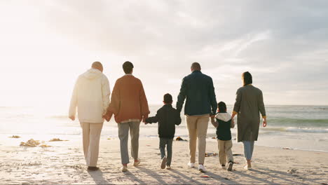 Strand,-Sonnenuntergang-Und-Große-Familie,-Die-Händchen-Hält