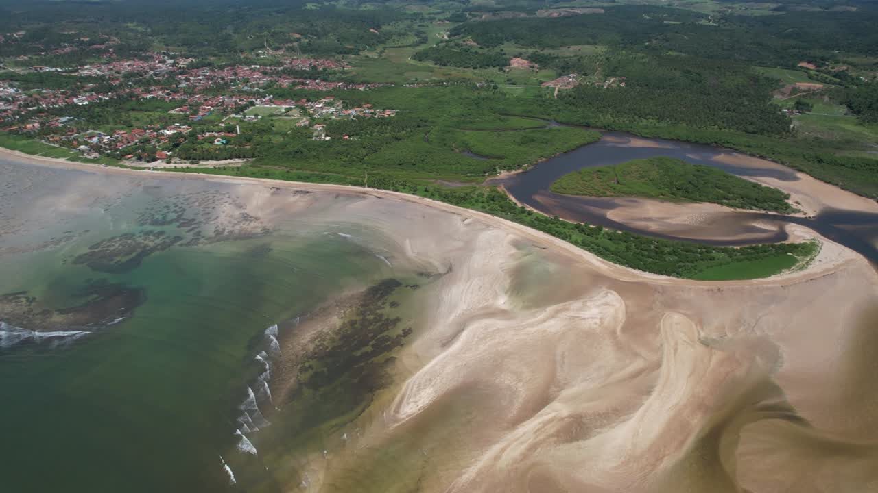 volando sobre la playa de são miguel dos milagres en el estado de alagoas, brasil.
