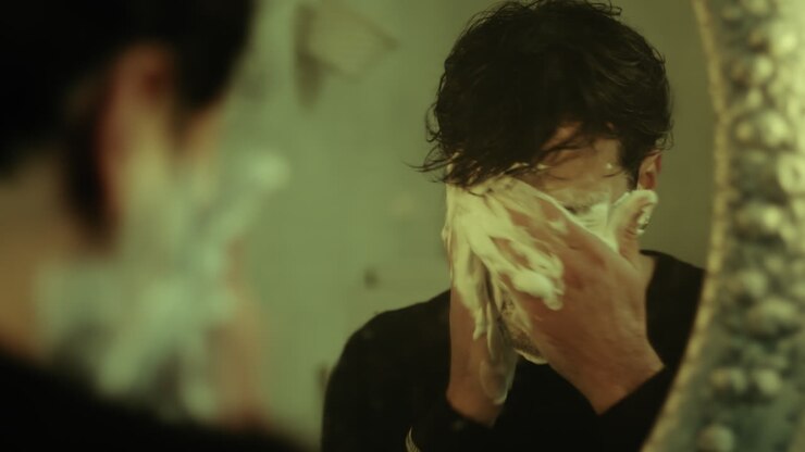 男が浴室で剃る