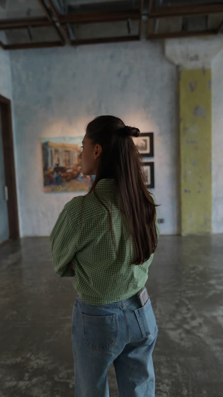 mujer viendo arte en una galería