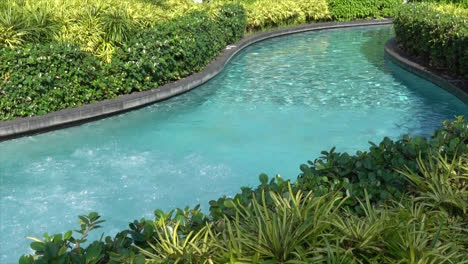 hermosa piscina en la decoración del jardín en el complejo hotelero