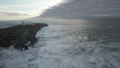 enormes olas de tormenta rompiendo en el muelle