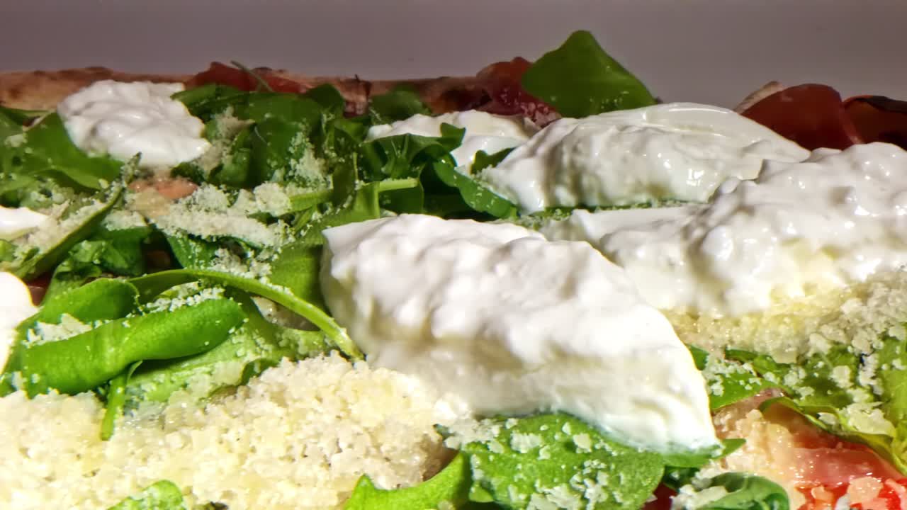 Pizza con burrata e rucola, piatto tipico della cucina italiana
