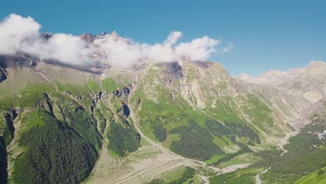 величественный горный хребет летом