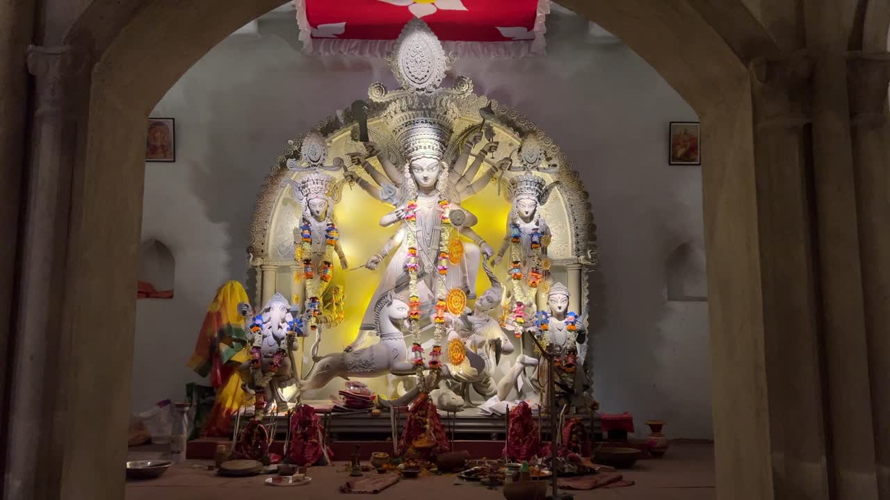 Ídolo ornamentado da deusa hindu Durga exibido para adoração