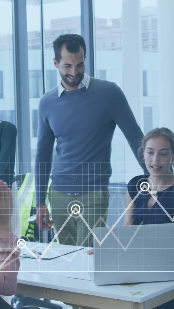 Animazione dell'elaborazione di dati statistici sovrapposta a un team di colleghi diversi che discutono in ufficio.