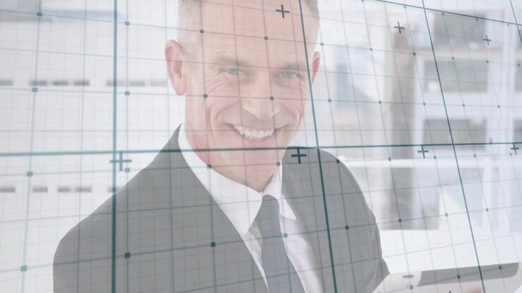 Direktør tapper og swiper på tablet, viser gitteroverlejring, der markerer forretnings-KPI'er, mens kameraet zoomer ind på et smilende ansigt.