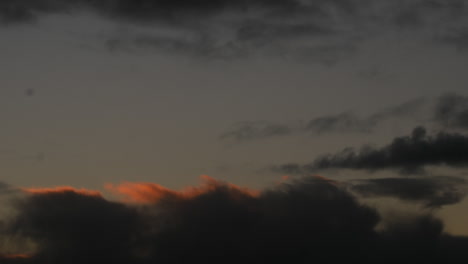 lapso de tiempo de nubes oscuras al anochecer