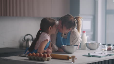 madre y niña en edad preescolar están pasando tiempo juntos en la cocina en el apartamento familia fin de semana en casa