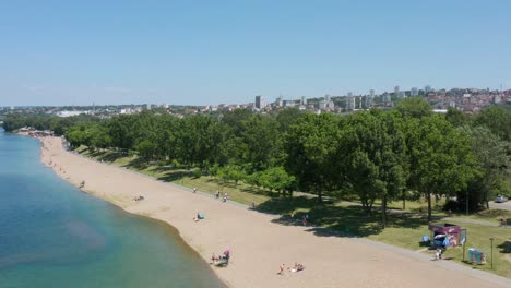 Antena:-Ada-Ciganlija-En-Belgrado-Serbia,-Lugar-Relajante-De-Verano-Junto-Al-Río