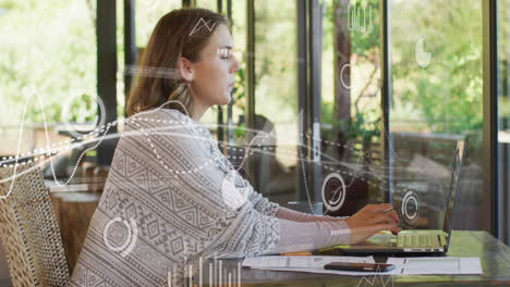 animación de procesamiento de datos sobre una mujer embarazada caucásica usando una computadora portátil