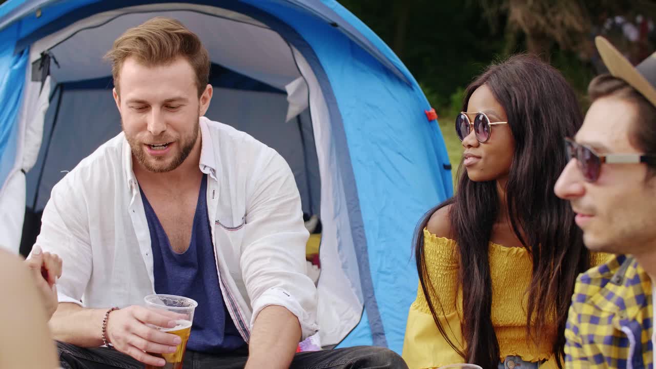 친구 들 의 그룹 이 밖 에서 냉각 하고 있다