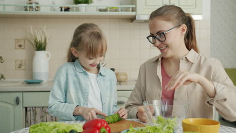 madre e hija cocinando juntos