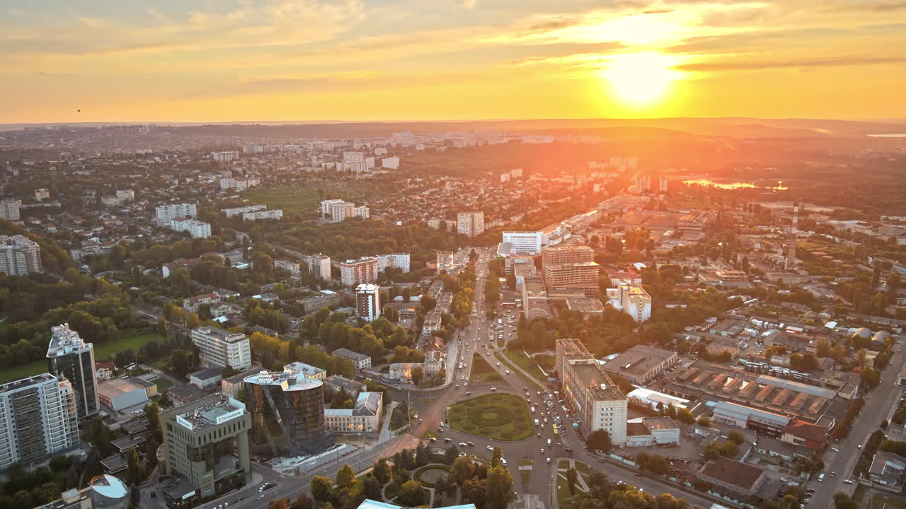 Vista aerea al tramonto con drone della città di Chisinau. Cielo giallo. Moldova
