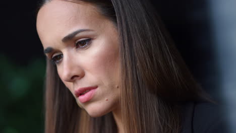 cara de mujer pensativa. primer plano mujer de negocios seria mirando hacia abajo