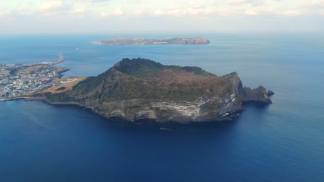 Vista-Panorámica-De-Seongsan-Ilchulbong-Drone-En-4k