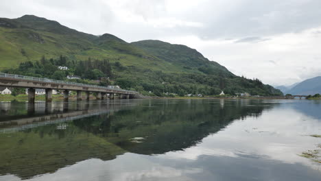 Panorámica-Con-El-Puente-De-La-Carretera-A87,-Loch-Long,-La-Ciudad-De-Dornie-En-Escocia-Y-El-Famoso-Castillo-De-Eilean-Donan