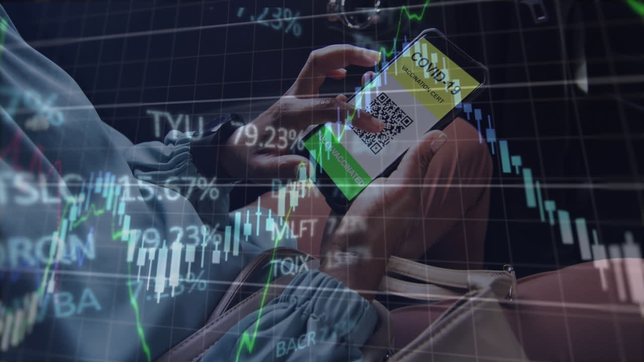 animación del procesamiento de datos financieros sobre un hombre caucásico que usa un teléfono inteligente