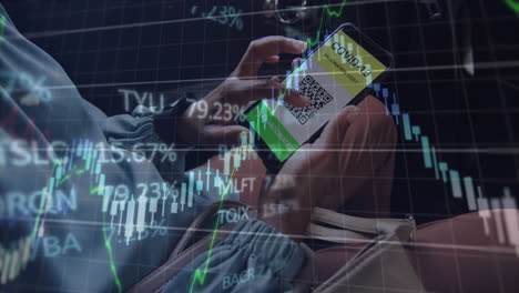 animación del procesamiento de datos financieros sobre un hombre caucásico que usa un teléfono inteligente