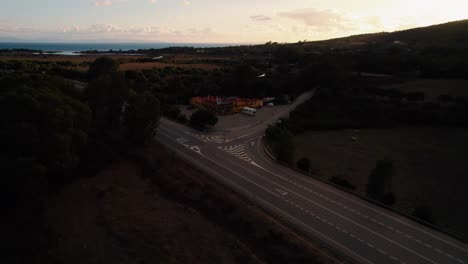 Absenken-Der-Luftaufnahme-Einer-Autobahnkreuzung,-Während-Die-Sonne-In-Spanien-Untergeht