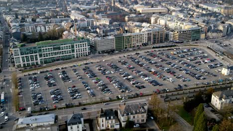 Timelapse-Drone-Aéreo-Disparado-Sobre-Aparcamiento-Centro-De-La-Ciudad-De-Luxemburgo