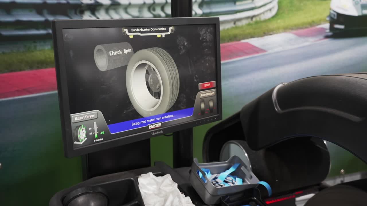 gráficos 3d que navegan el centrado de la rueda para reducir el error de configuración en un taller de neumáticos